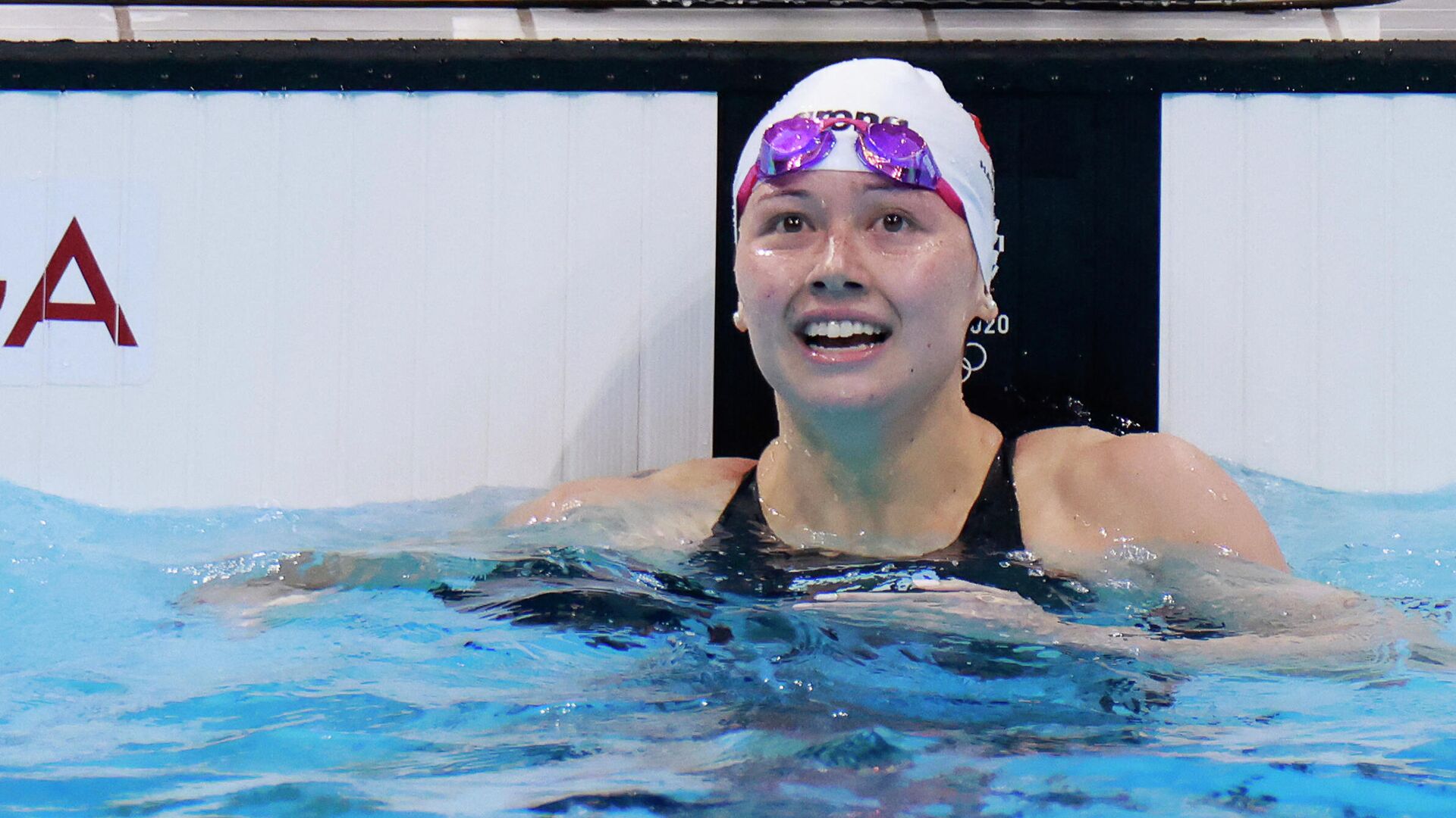 Hong Kong's Siobhan Bernadette Haughey reacts after winning silver in the final of the women's 100m freestyle swimming event during the Tokyo 2020 Olympic Games at the Tokyo Aquatics Centre in Tokyo on July 30, 2021. (Photo by Odd ANDERSEN / AFP) - РИА Новости, 1920, 16.12.2021