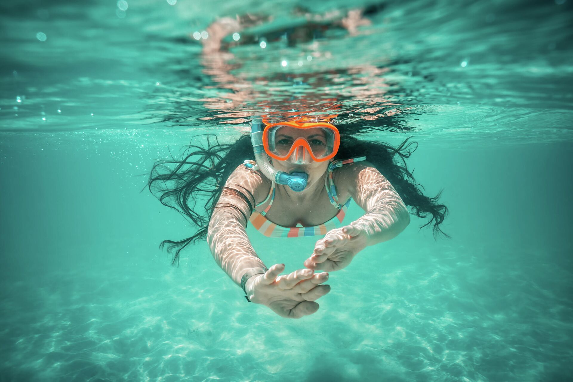 Женщина плывёт под водой в маске - РИА Новости, 1920, 09.08.2022