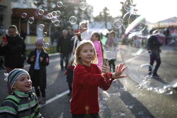 Дети играют с мыльными пузырями на праздновании 175-летия города Анапы