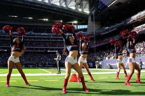 Девушки из группы поддержки футбольного клуба Houston Texans выступают во время матча против Seattle Seahawks Девушки из группы поддержки футбольного клуба Houston Texans выступают во время матча против Seattle Seahawks