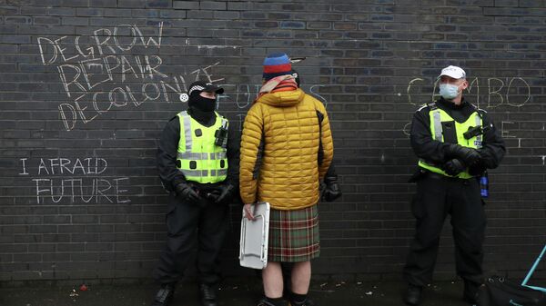 Мужчина разговаривает с полицией в Глазго, Шотландия
