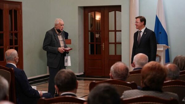 Губернатор Самарской области Дмитрий Азаров вручает государственные награды жителям региона