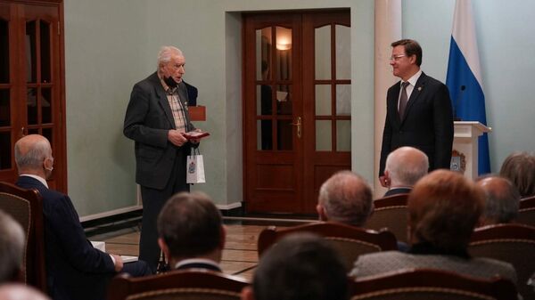 Губернатор Самарской области Дмитрий Азаров вручает государственные награды жителям региона