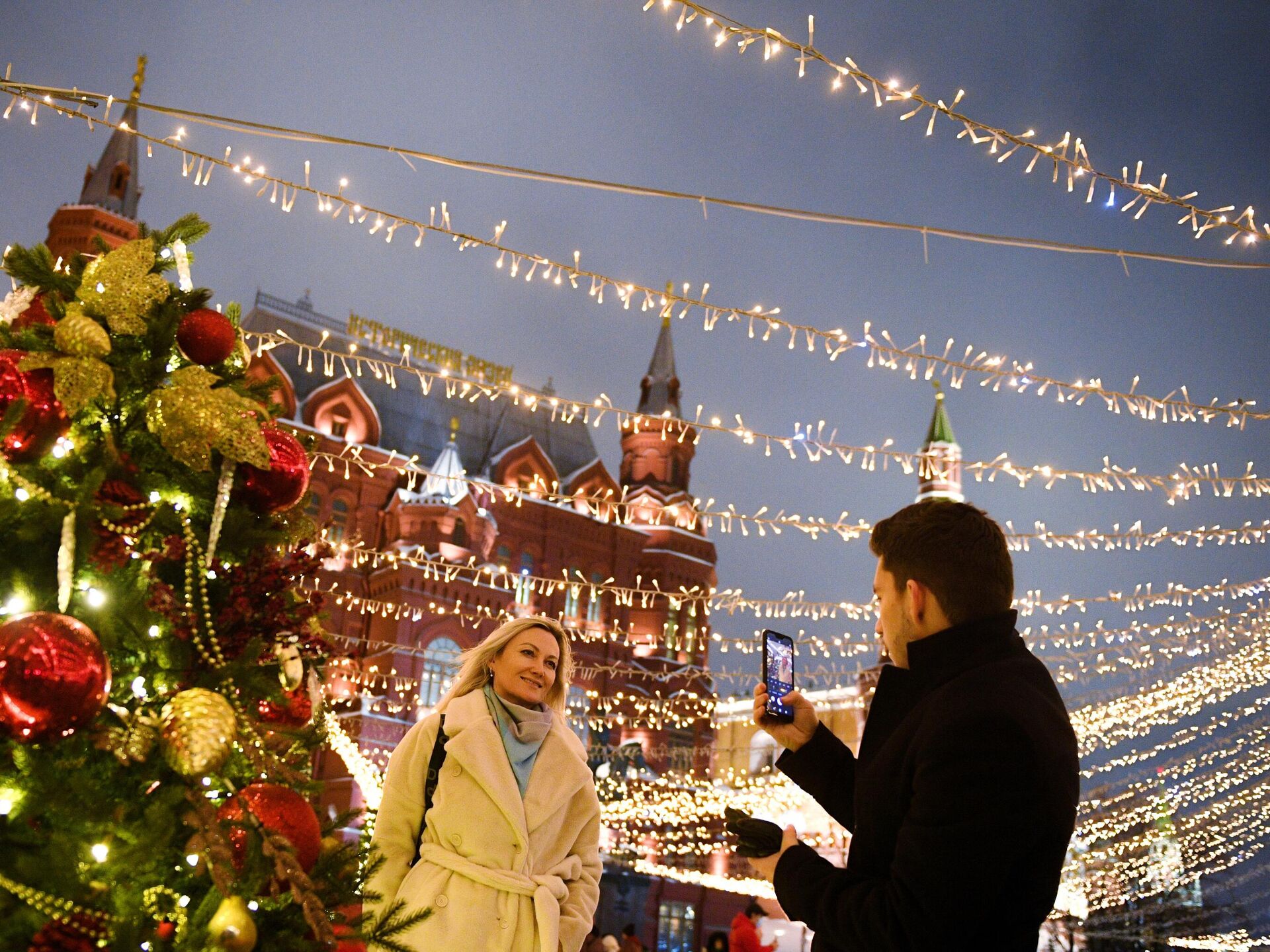 31 декабря 2012 год. Новогодние гуляния. Празднование нового года. Новый год в Москве. Новогодняя елка на улице.