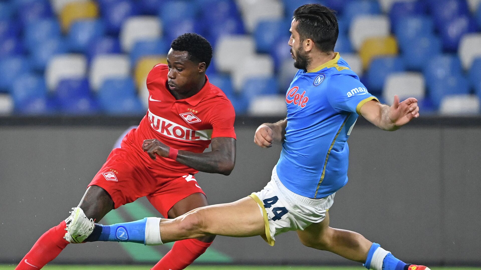 Napoli's Greek defender Konstantinos Manolas (R) goes to tackle Spartak Moscow's Dutch forward Quincy Promes during the UEFA Europa League Group C football match between Napoli and Spartak Moscow on September 30, 2021 at the Diego-Maradona stadium in Naples. (Photo by Alberto PIZZOLI / AFP) - РИА Новости, 1920, 16.12.2021