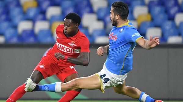 Napoli's Greek defender Konstantinos Manolas (R) goes to tackle Spartak Moscow's Dutch forward Quincy Promes during the UEFA Europa League Group C football match between Napoli and Spartak Moscow on September 30, 2021 at the Diego-Maradona stadium in Naples. (Photo by Alberto PIZZOLI / AFP)
