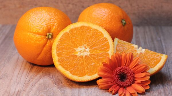 Апельсины и цветок