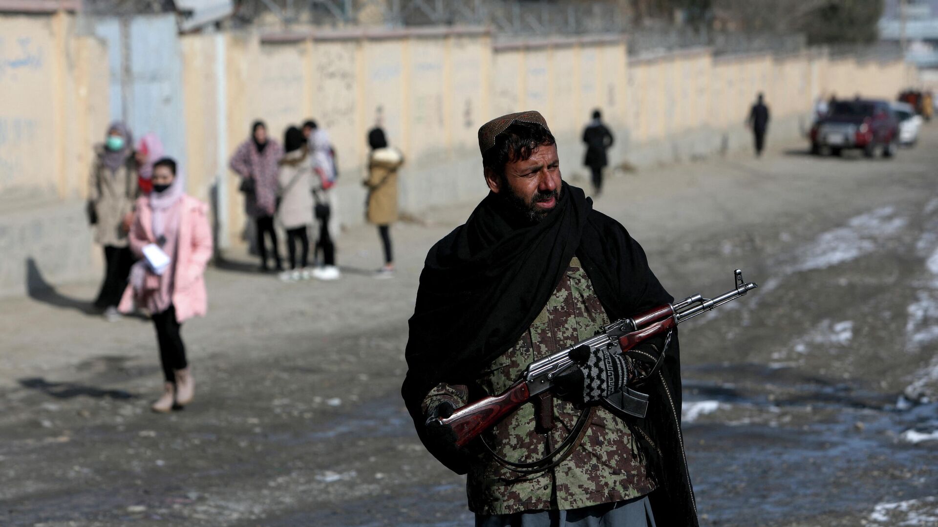 Боец Талибана* патрулирует улицу в Кабуле - РИА Новости, 1920, 29.12.2021