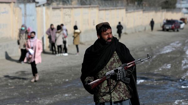 Боец Талибана* патрулирует улицу в Кабуле