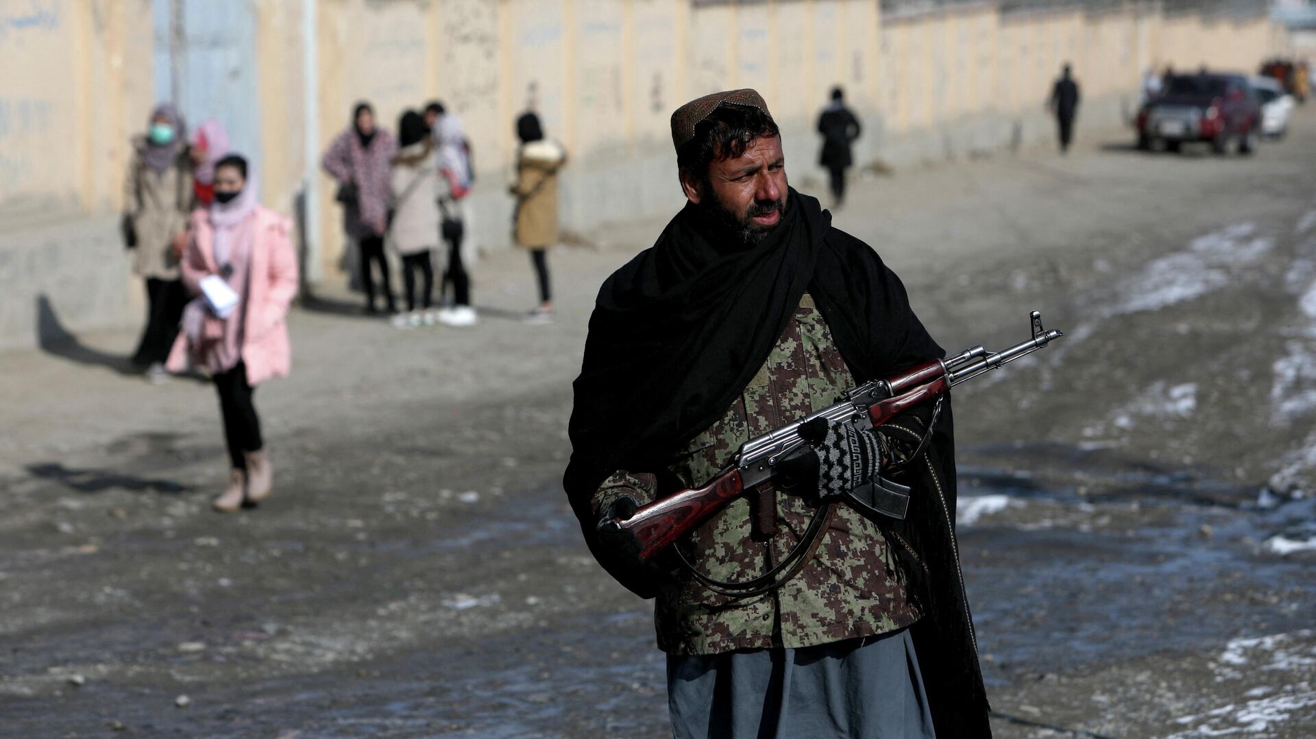 Боец Талибана* патрулирует улицу в Кабуле - РИА Новости, 1920, 21.12.2021
