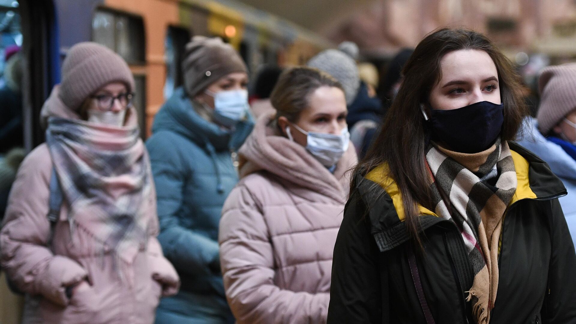 Пассажиры в защитных масках в метро Новосибирска - РИА Новости, 1920, 20.01.2022