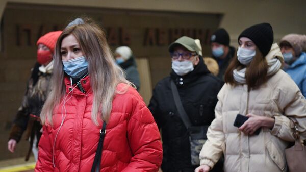 Пассажиры в защитных масках в метро Новосибирска