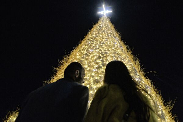 Люди у рождественской елки в провинции Ниневия, Ирак