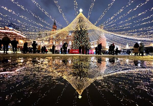 Новогодняя елка с гирляндами на Манежной площади в Москве