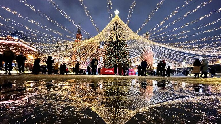 Новогодняя елка с гирляндами на Манежной площади в Москве