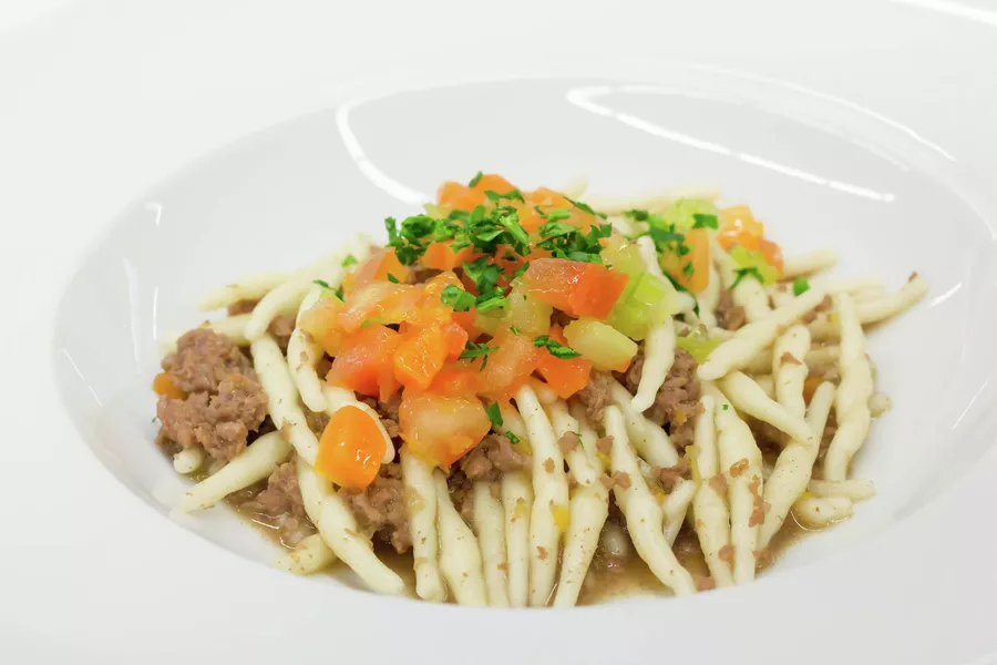 Паста Строццапрети с мясным соусом и овощами