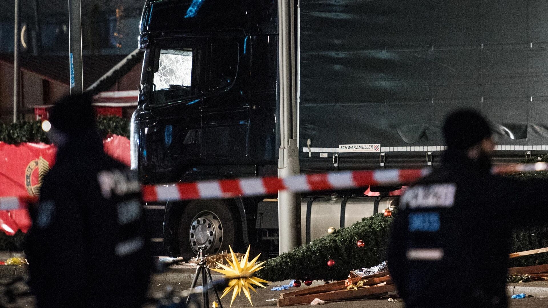 Сотрудники полиции у грузовика, на котором мужчина врезался в посетителей рождественской ярмарки в Берлине - РИА Новости, 1920, 19.12.2021