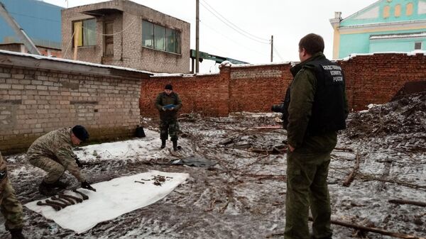 Сотрудники СК России на месте обнаружения костных останков в городе Болхове Орловской области
