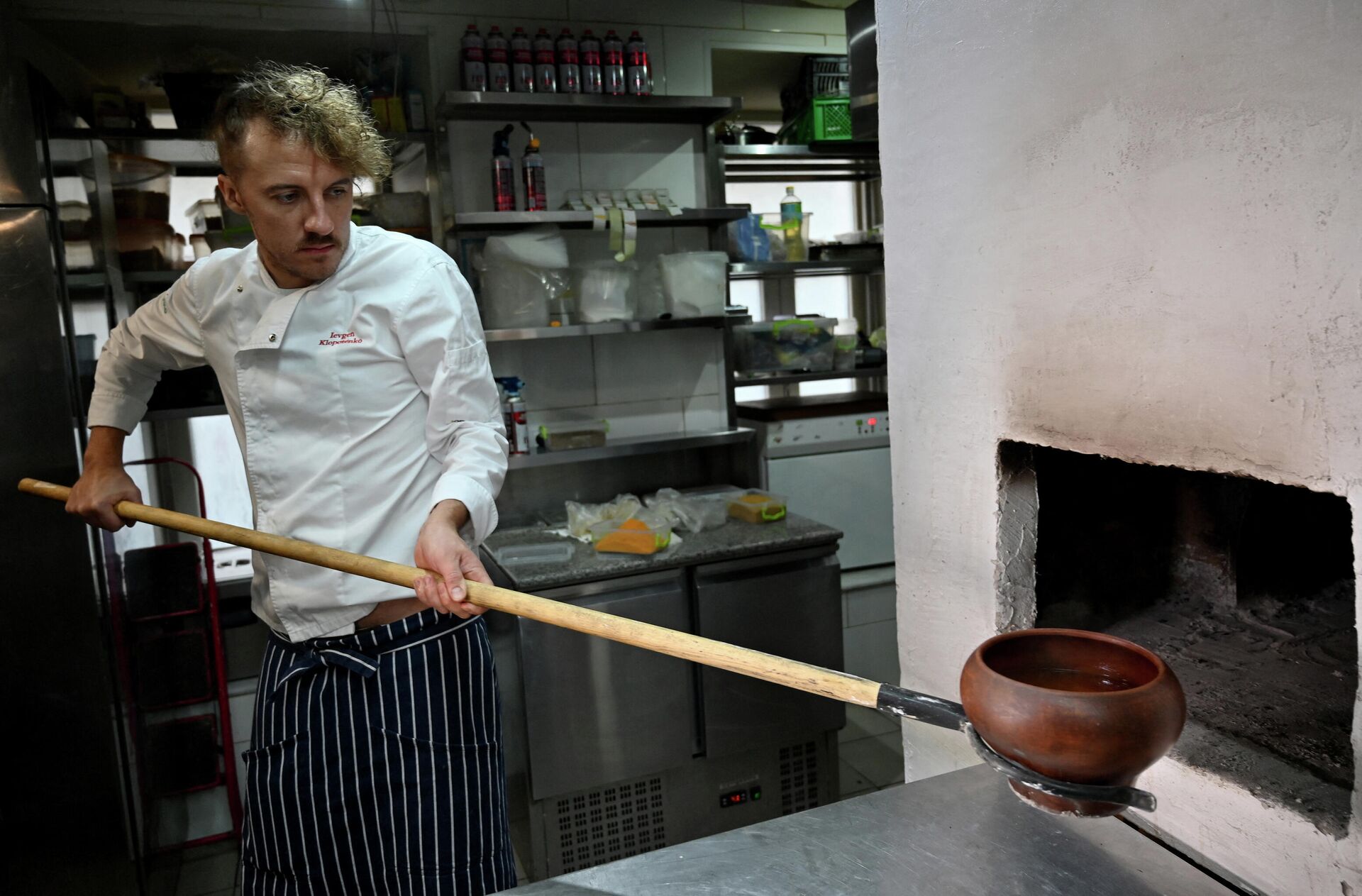 Евгений Клопотенко готовит борщ в своем ресторане в центре Киева - РИА Новости, 1920, 17.12.2021