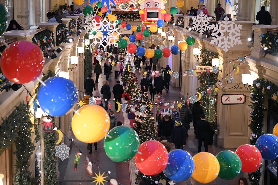 Посетители на выставке Новогодние елки в ГУМе на Красной площади