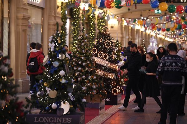 Посетители на выставке Новогодние елки в ГУМе на Красной площади