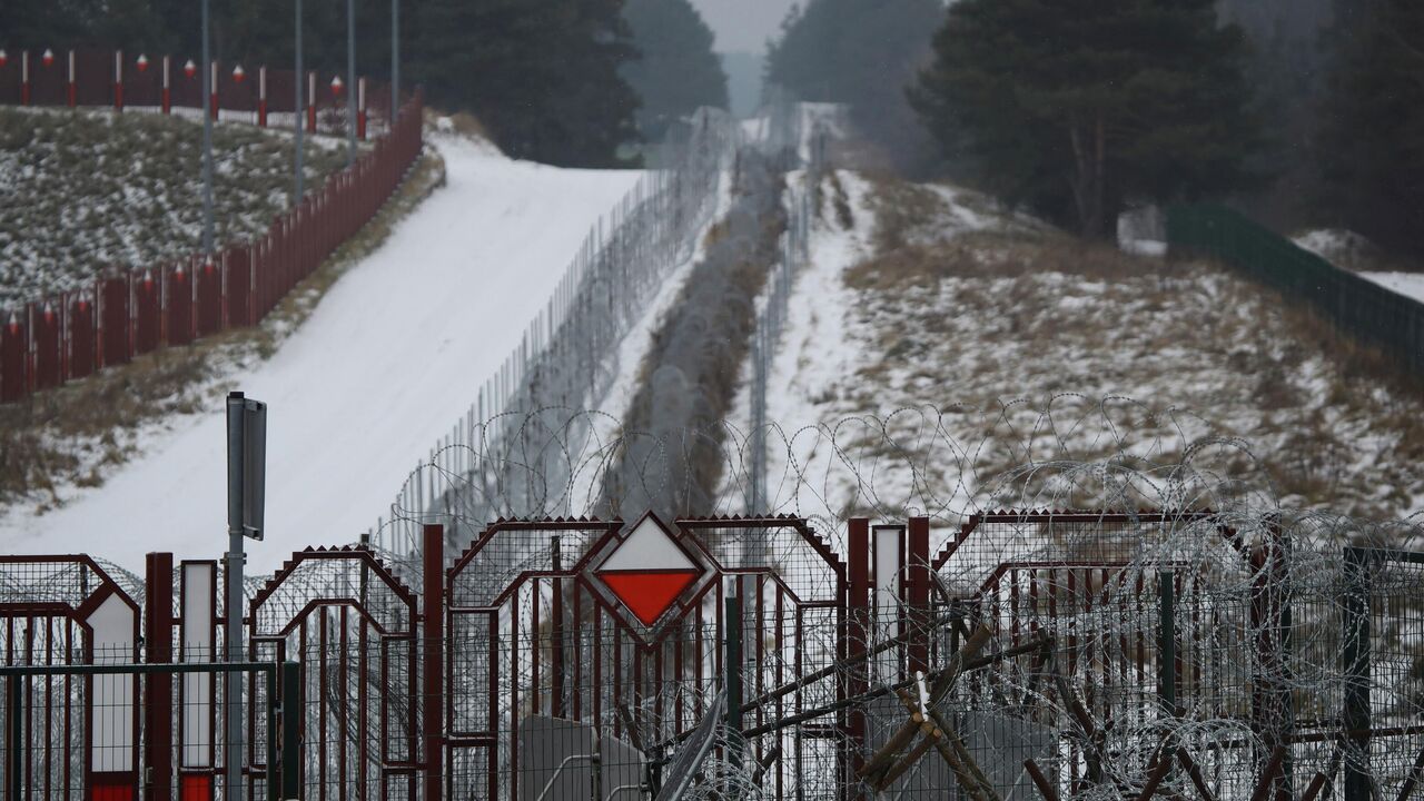 Более 240 беженцев убили на границе, заявил беглый польский солдат