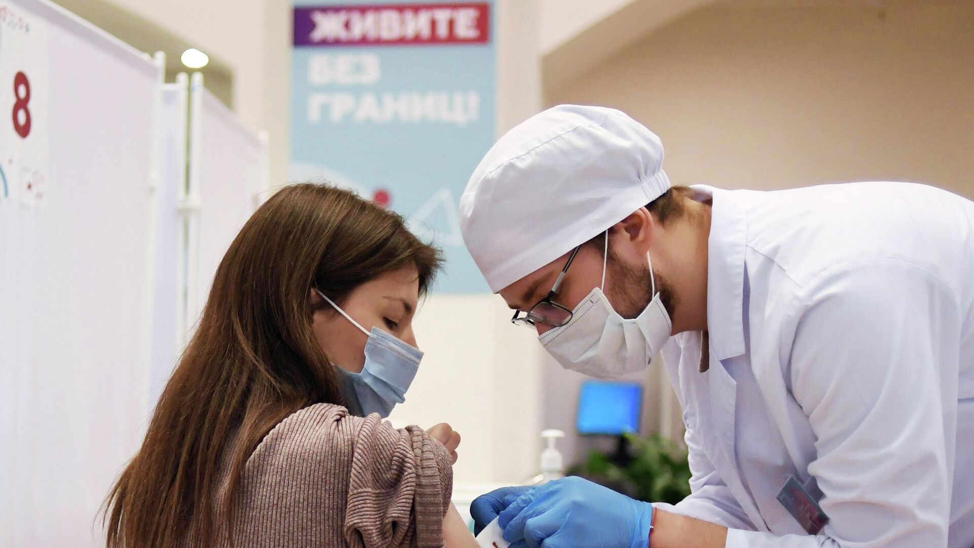 Девушка делает прививку в пункте вакцинации от COVID-19 в ГУМе в Москве - РИА Новости, 1920, 27.12.2021