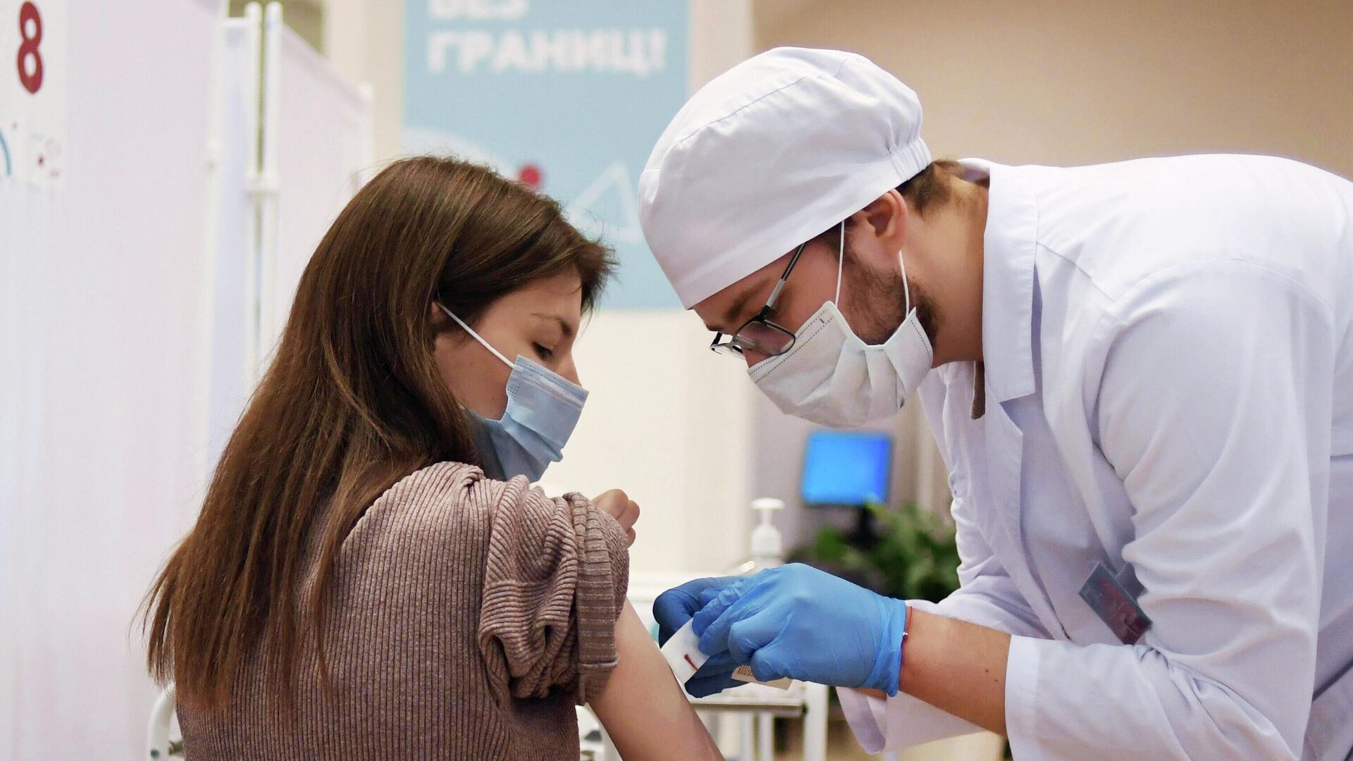 Девушка делает прививку в пункте вакцинации от COVID-19 в ГУМе в Москве - РИА Новости, 1920, 17.12.2021