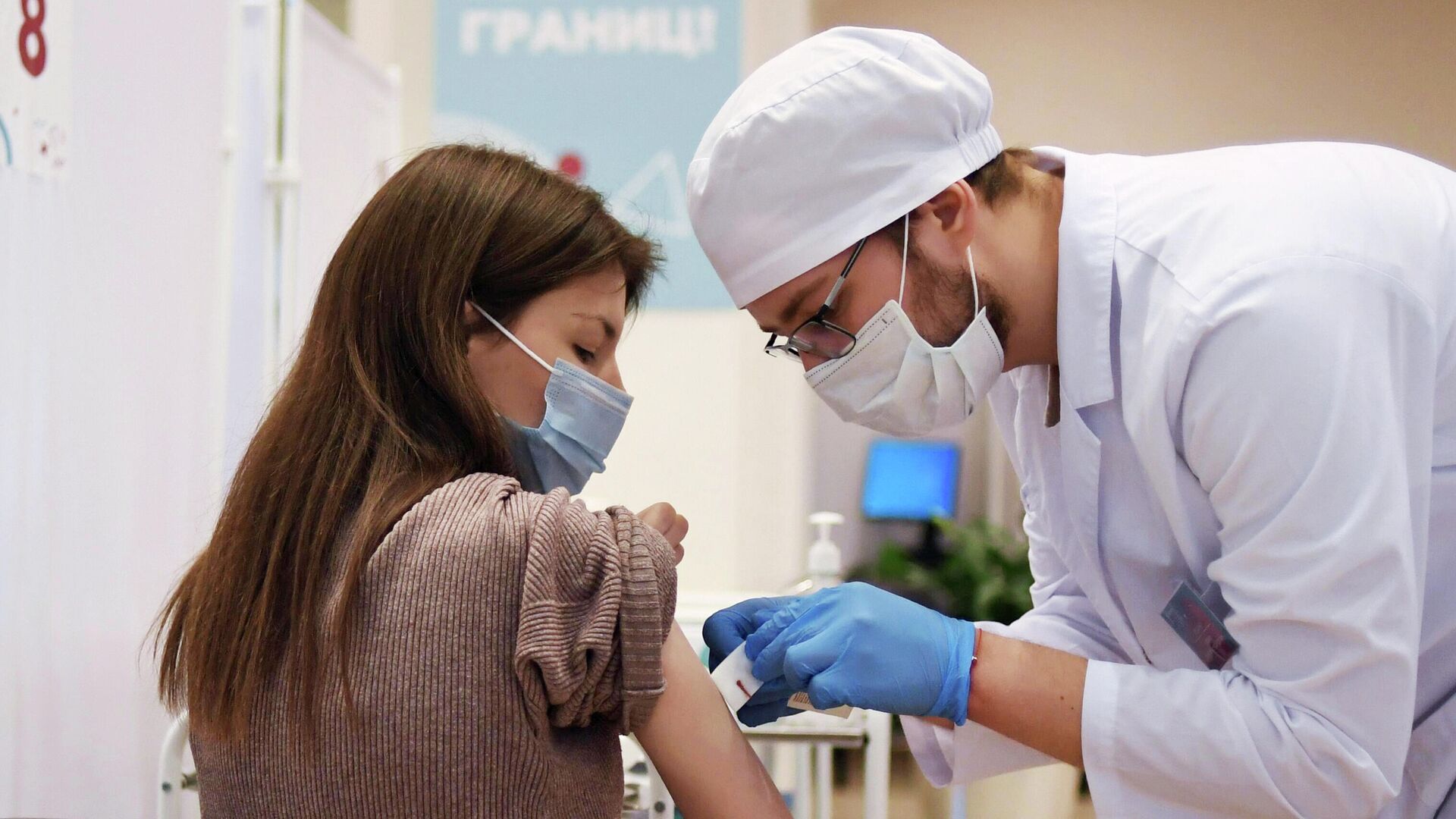 Девушка делает прививку в пункте вакцинации от COVID-19 в ГУМе в Москве - РИА Новости, 1920, 07.12.2021