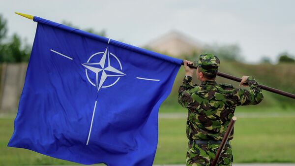 Военнослужащий с флагом НАТО на авиабазе в Румынии