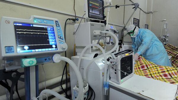 Врач-реаниматолог во время обхода пациентов в реанимации в Тамбовской областной больнице