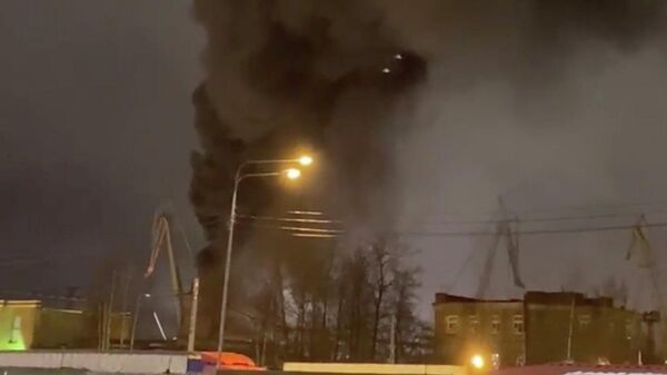 Дым от пожара на корабле на судостроительном заводе Северная верфь в Санкт-Петербурге. Кадр из видео очевидца
