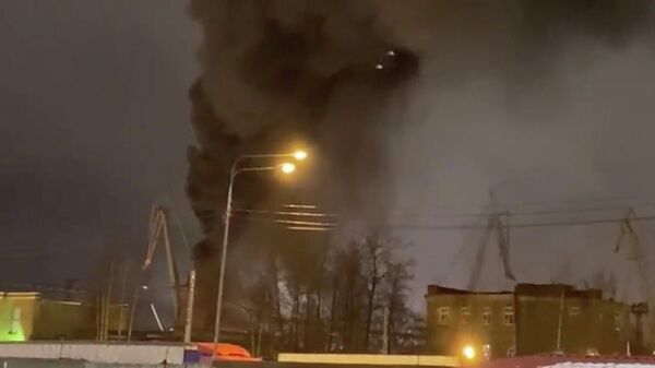 Дым от пожара на корабле на судостроительном заводе Северная верфь в Санкт-Петербурге. Кадр из видео очевидца