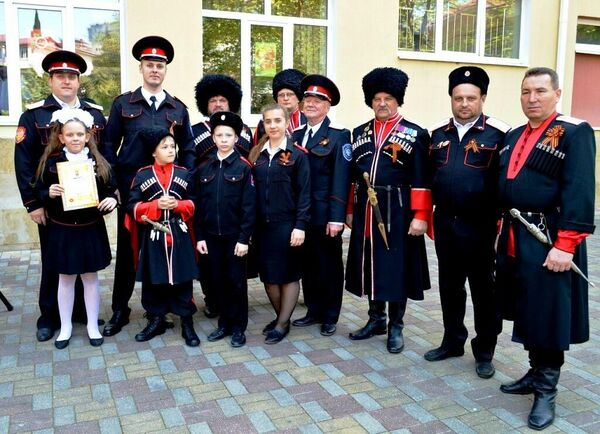 Александр Кузнецов (крайний справа) преподаватель в сочинской школе №12 Александр Кузнецов (крайний справа) преподаватель в сочинской школе №12