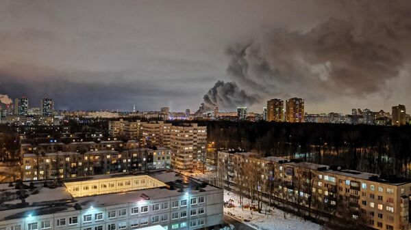 Дым от пожара на корабле на судостроительном заводе Северная верфь в Санкт-Петербурге