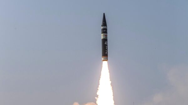 Запуск баллистической ракеты нового поколения Agni P в Индии