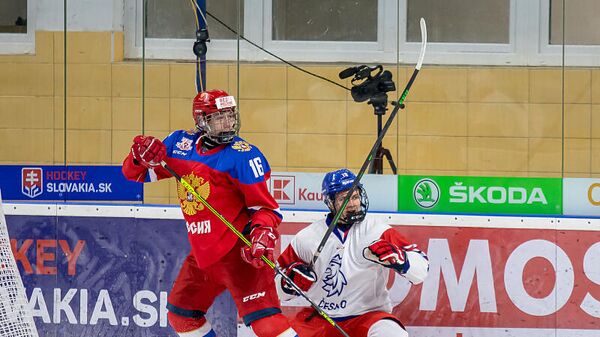 Игровой момент в матче сборных России и Чехии по хоккею до 17 лет