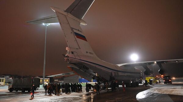 Пассажиры покидают самолет Ил-76 министерства обороны РФ, доставивший из Афганистана граждан России и других стран