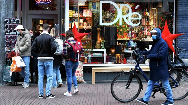 Люди ходят по магазинам, перед введением локдауна, связанного со штаммом омикрон в Нидерландах