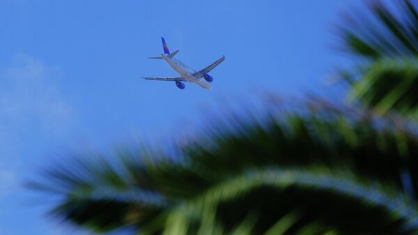 Самолет авиакомпании в небе над островом Крит