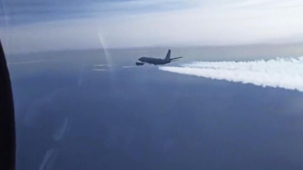 Истребители Су-27 и Су-30 сопроводили самолет-разведчик США над Черным морем, 3 декабря 2021. Кадр видео