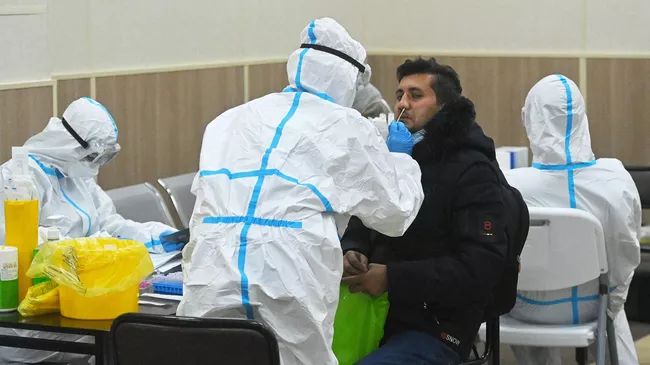 Медицинский работник берет мазок на коронавирус