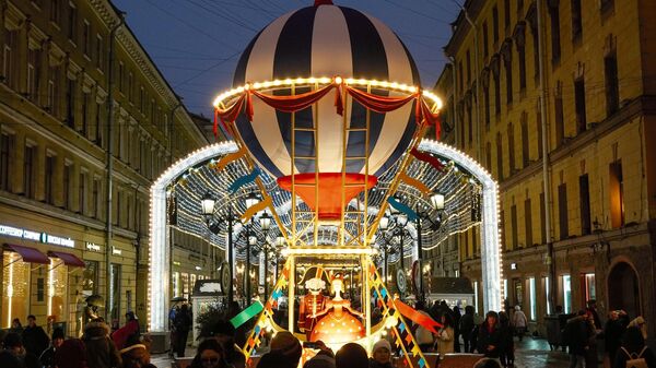 Посетители на открытии Рождественской ярмарки на Манежной площади в Санкт-Петербурге
