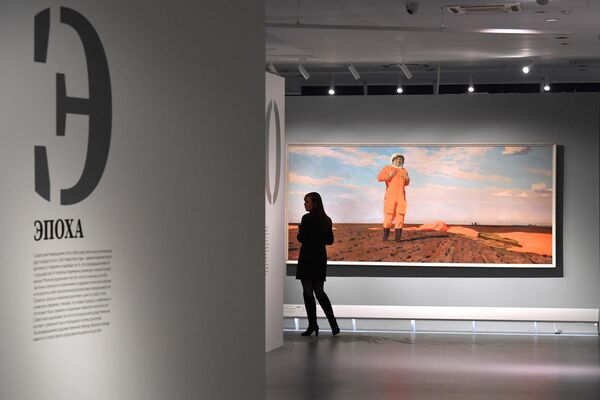 Девушка у картины Василия Басова Здравствуй, Земля (1961 г.), представленной на выставке Азбука шедевра в музее Новый Иерусалим в Московской области