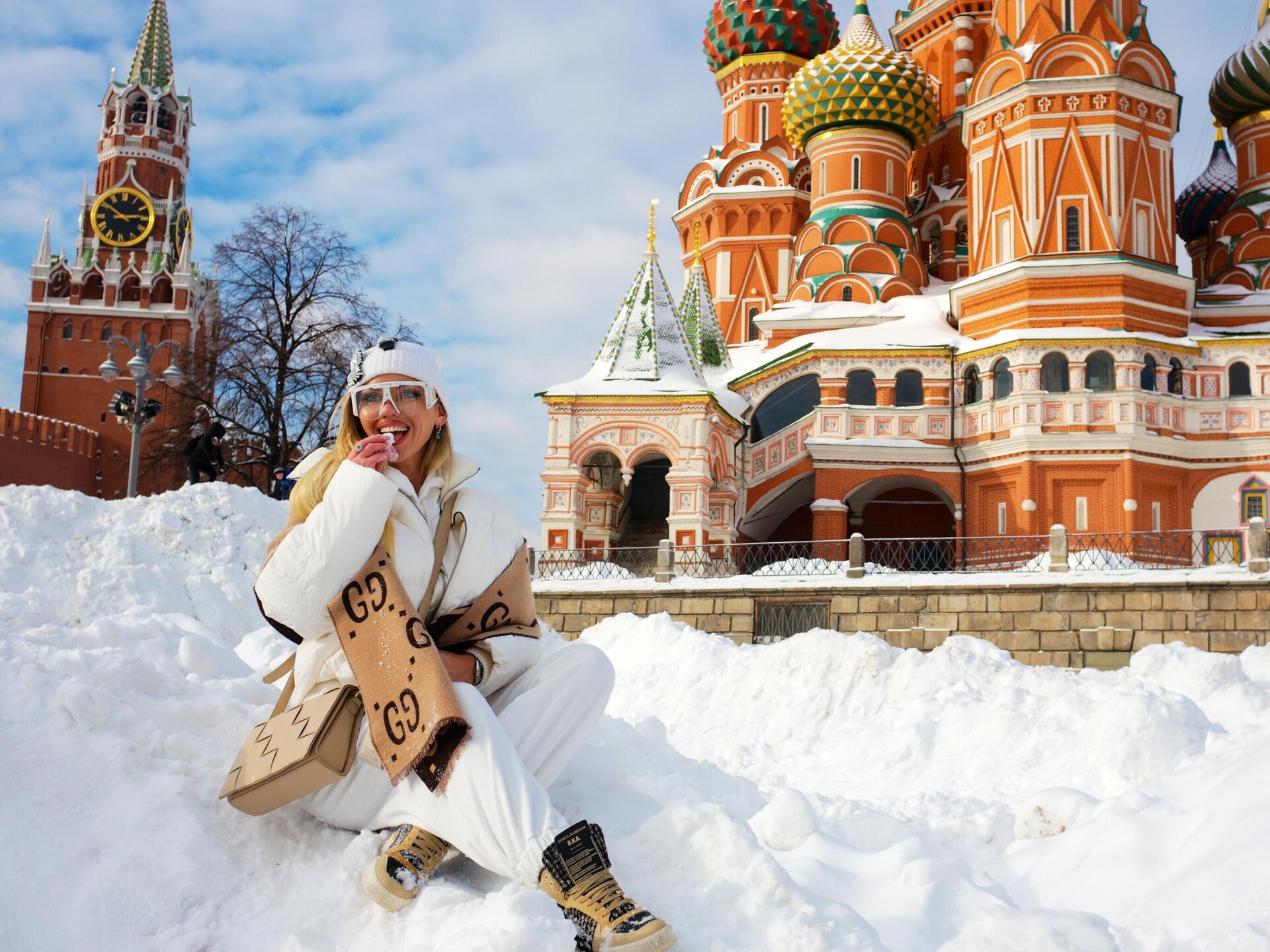 Выходные в москве куда. Девушка возле храма. Зима в России. Москва в феврале. Красивые места в России для отдыха зимой.