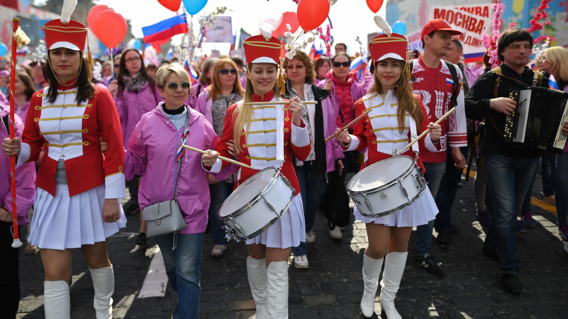 Участники первомайской демонстрации - РИА Новости, 1920, 23.04.2022