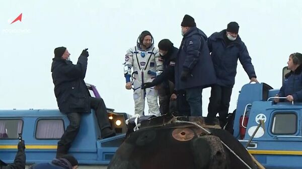 Член основного экипажа 20-й экспедиции на МКС космонавт Роскосмоса Александр Мисуркин после посадки спускаемого аппарата транспортного пилотируемого корабля Союз МС-20