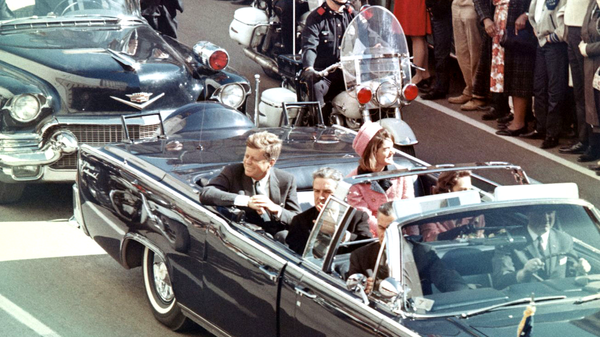 Фотография президента Кеннеди в лимузине в Далласе, штат Техас, на Мейн-стрит, за несколько минут до убийства