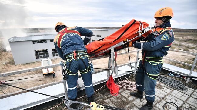 Сотрудники МЧС во время отработки спасательной операции на совместных учениях КСОР ОДКБ Взаимодействие