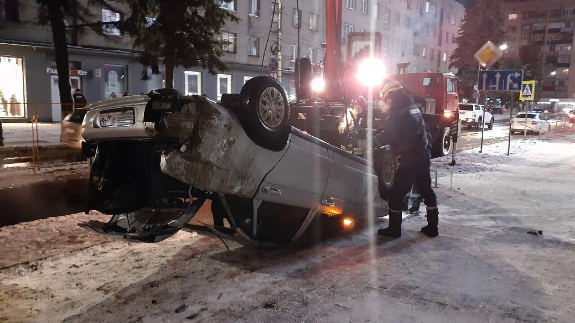 Автомобиль, упавший в яму на дороге в Курске - РИА Новости, 1920, 20.12.2021